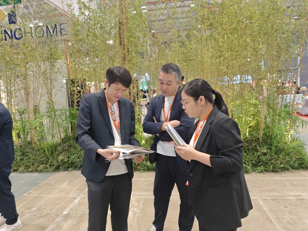 NexConstruct Tỏa Sáng tại VIBE 2025 7 Những cuộc gặp gỡ, trao đổi tại gian hàng